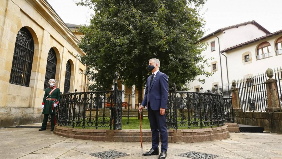Urkullu jura su cargo bajo el Árbol de Gernika Urkullu jura su cargo bajo el Árbol de Gernika