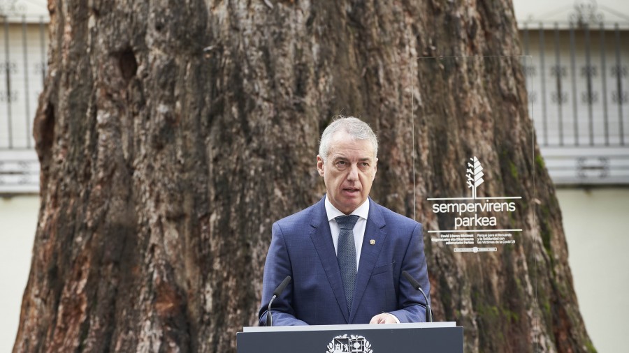 Urkullu ratifica la voluntad de mantener vivo el recuerdo de las víctimas de la Covid-19 y el espíritu de compromiso y solidaridad expresado por la sociedad Urkullu ratifica la voluntad de mantener vivo el recuerdo de las víctimas de la Covid-19 y el espíritu de compromiso y solidaridad expresado por la sociedad