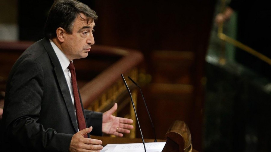 Aitor Estebanek 82 segundotan ebatzi du Vox-en zentsura mozioa: “EAJk ez du ergelkeria honi protagonismoa ematen lagunduko” Aitor Estebanek 82 segundotan ebatzi du Vox-en zentsura mozioa: “EAJk ez du ergelkeria honi protagonismoa ematen lagunduko”