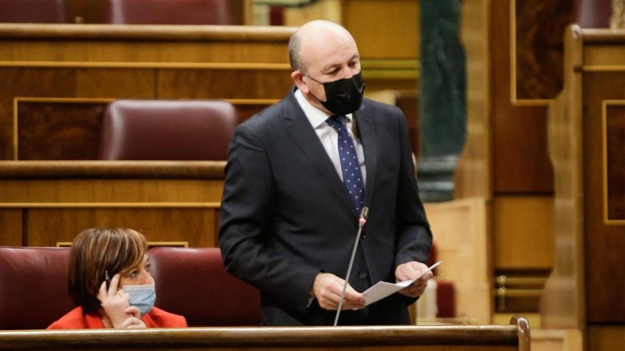 Ejertzitoaren baitan “demokraziaren baloreen kontrako jarduera guztiak ikertzea, antzematea eta desagerraraztea” exijitu dio Agirretxeak Robles Ministroari