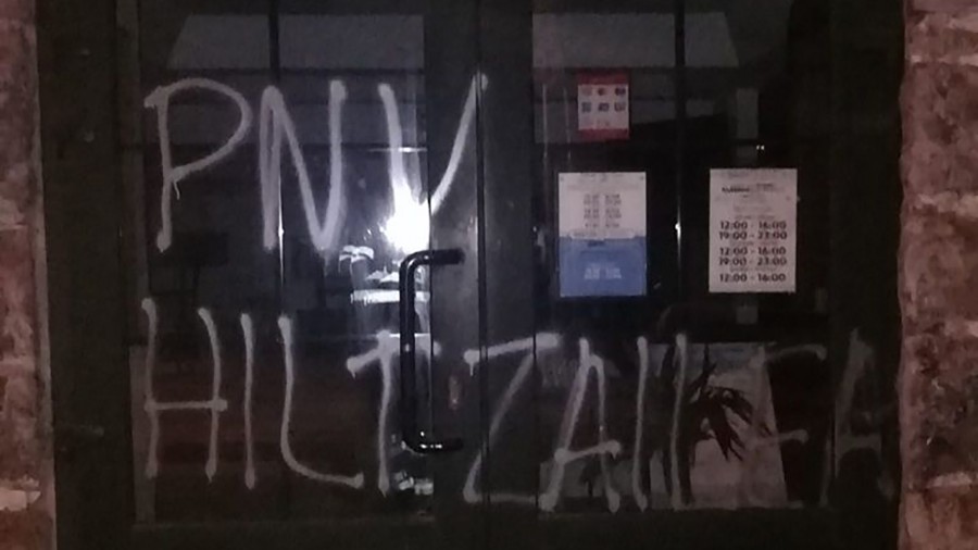 El BBB condena el ataque organizado contra el batzoki y el Ayuntamiento de Lekeitio y las amenazas e insultos lanzados contra el alcalde, EAJ-PNV y la Ertzaintza El BBB condena el ataque organizado contra el batzoki y el Ayuntamiento de Lekeitio y las amenazas e insultos lanzados contra el alcalde, EAJ-PNV y la Ertzaintza