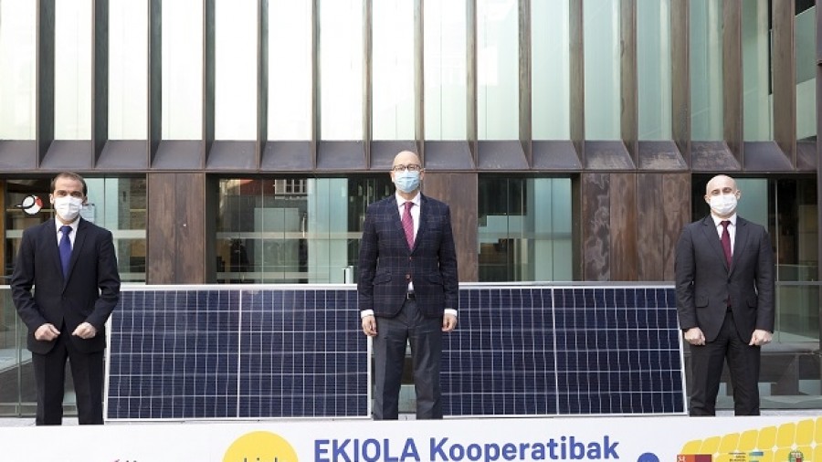 Arabak eguzki-energia sortzeko herritarren kooperatibak ezartzea bultzatuko du Kuadrilla guztietan Arabak eguzki-energia sortzeko herritarren kooperatibak ezartzea bultzatuko du Kuadrilla guztietan
