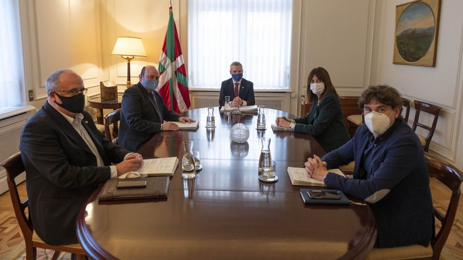 EAJ-PNV se suma a Urkullu y ofrece a la oposición una mayor colaboración en la lucha contra la pandemia EAJ-PNV se suma a Urkullu y ofrece a la oposición una mayor colaboración en la lucha contra la pandemia