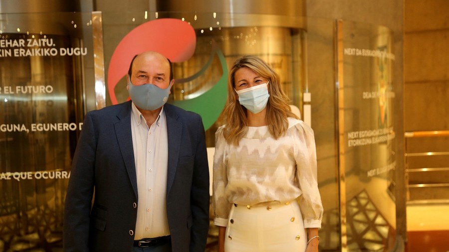 Andoni Ortuzar y Yolanda Díaz analizan en Sabin Etxea las reformas necesarias para salir de la crisis y generar empleo Andoni Ortuzar y Yolanda Díaz analizan en Sabin Etxea las reformas necesarias para salir de la crisis y generar empleo