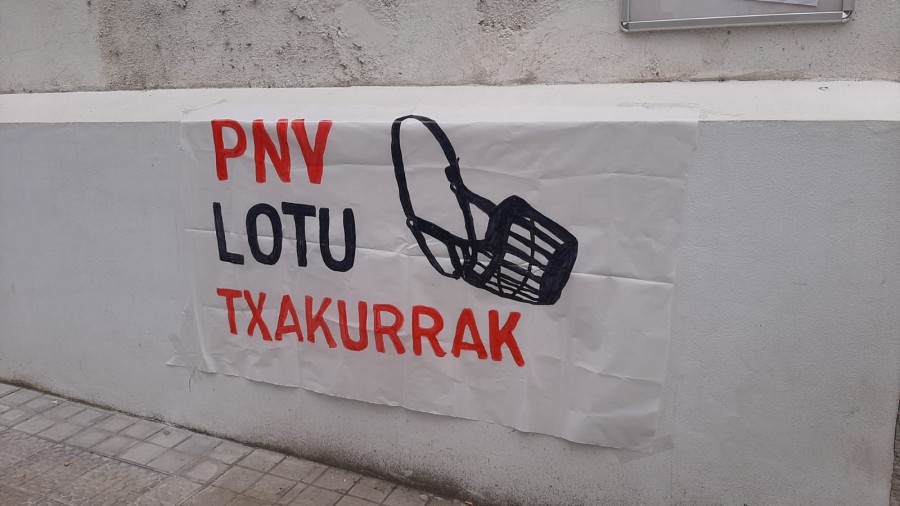 Sondika eta Derioko batzokien kontra egin diren erasoak agerian uzten dute EAJ-PNVren Bizkaiko egoitza sozialak hertsapen kanpaina onartezina pairatzen ari direla 