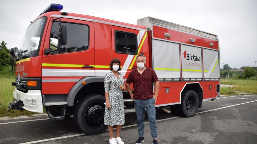 Donostiako Suhiltzaleek ponpa-auto berria dute Bizkaiko Foru Aldundiak emanda