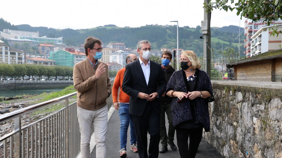 Ondarbeltz eta Debako zubiaren arteko azken tartea eginda, amaitutzat eman da Mutriku eta Deba lotzen dituen oinezkoen pasealekua