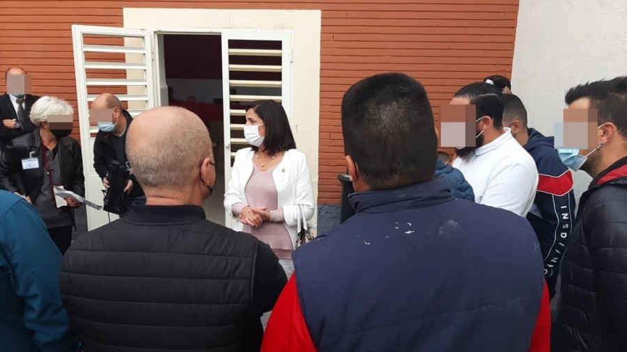 Artolazabal conversa, en el patio del Centro penitenciario Bizkaia, con un grupo de personas reclusas sobre sus inquietudes Artolazabal conversa, en el patio del Centro penitenciario Bizkaia, con un grupo de personas reclusas sobre sus inquietudes