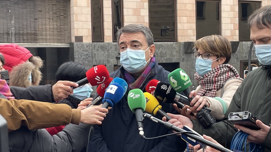 Aitor Esteban, ante una posible modificación de la Constitución: “Lo primordial es el reconocimiento de la nación vasca, la bilateralidad, un árbitro neutral y el derecho a decidir” Aitor Esteban, ante una posible modificación de la Constitución: “Lo primordial es el reconocimiento de la nación vasca, la bilateralidad, un árbitro neutral y el derecho a decidir”