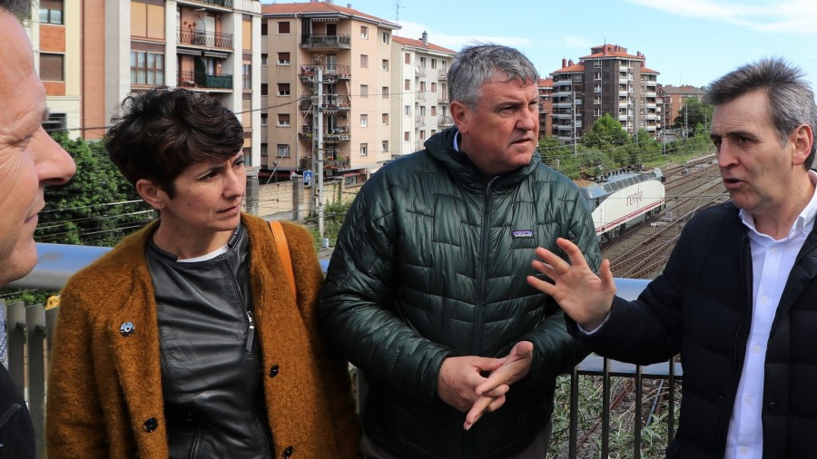 Gipuzkoan aldiriko trenen zerbitzua behin eta berriz okerrera egiten duelako dagoen haserrea helarazi dio EAJ-PNVk Gobernu zentralari Gipuzkoan aldiriko trenen zerbitzua behin eta berriz okerrera egiten duelako dagoen haserrea helarazi dio EAJ-PNVk Gobernu zentralari