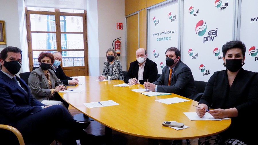 Ortuzarrek eta Hualdek Chiviteri erreklamatu diote argi eta garbi inbestidurako kideen alde egin dezala, beste tentaziori begiratu gabe Ortuzarrek eta Hualdek Chiviteri erreklamatu diote argi eta garbi inbestidurako kideen alde egin dezala, beste tentaziori begiratu gabe