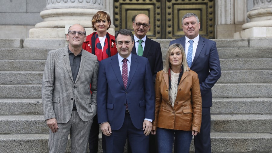 Euskal Taldeak euskal autogobernua defendatzen du, telebista autonomikoak babesten ditu eta kultura eta hizkuntza aniztasuna aldarrikatzen ditu Ikus-entzunezko Legeari egindako zuzenketetan Euskal Taldeak euskal autogobernua defendatzen du, telebista autonomikoak babesten ditu eta kultura eta hizkuntza aniztasuna aldarrikatzen ditu Ikus-entzunezko Legeari egindako zuzenketetan