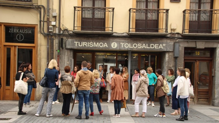 Tolosako bisita gidatu turistikoa esklusiban ezagutu dute merkatariek, beren lana balioan jarri eta enbaxadore izaera eskertu asmoz