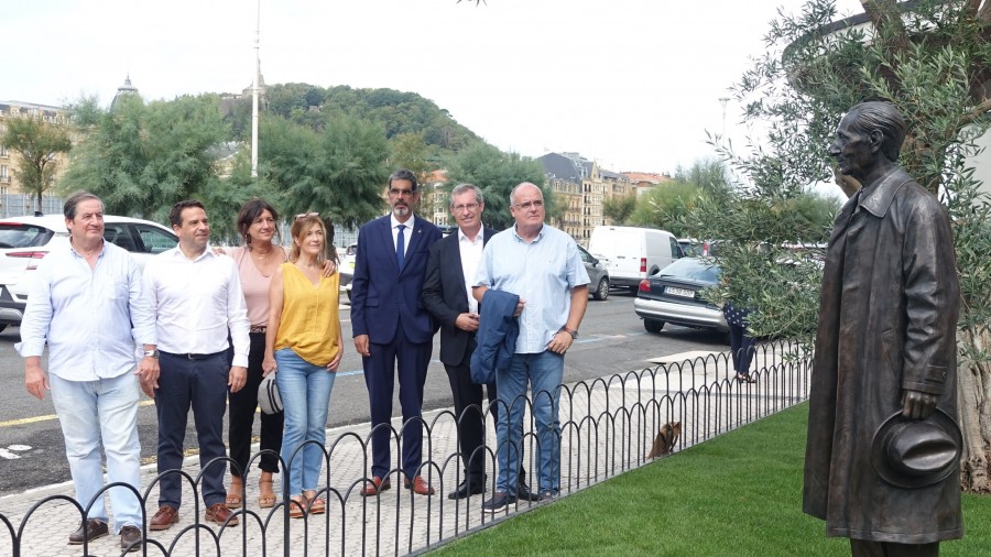 Leizaola lehendakariaren brontzezko eskulturak Euskadi Plaza aberastu du