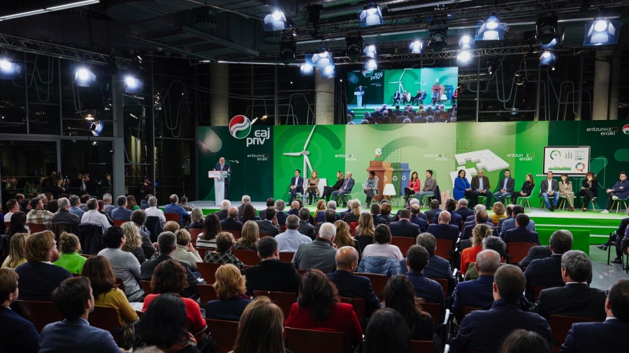 'Entzunez Eraiki' amaitzean euskal gizartearen aurrean hamar konpromiso hartu ditu EAJ-PNVk eta “errealitate bihurtzea” hitzeman du 'Entzunez Eraiki' amaitzean euskal gizartearen aurrean hamar konpromiso hartu ditu EAJ-PNVk eta “errealitate bihurtzea” hitzeman du