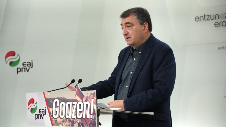 Aitor Esteban insta a Felipe VI a que “se aplique el cuento” y contribuya a acabar con la erosión de la Jefatura del Estado limitando su inviolabilidad Aitor Esteban insta a Felipe VI a que “se aplique el cuento” y contribuya a acabar con la erosión de la Jefatura del Estado limitando su inviolabilidad