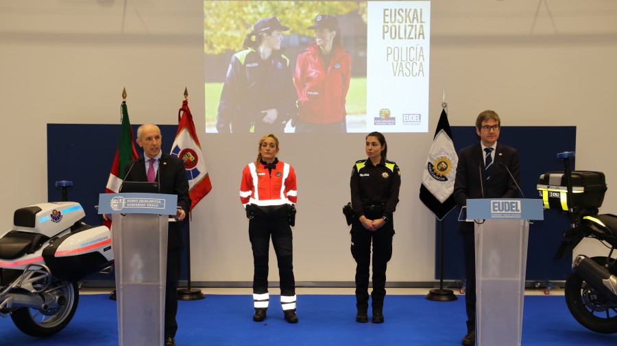 Josu Erkorekak eta Gorka Urtaranek Euskal Poliziako agenteentzako 212 plazako deialdi berria aurkeztu dute Josu Erkorekak eta Gorka Urtaranek Euskal Poliziako agenteentzako 212 plazako deialdi berria aurkeztu dute