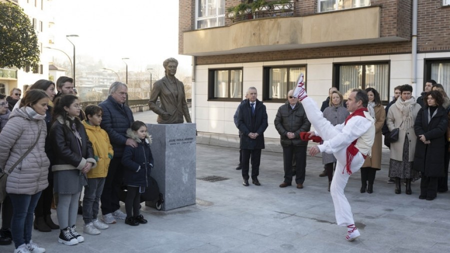 Urkullu Lehendakaria Azkoitiko Udalak Julene Urzelairi egindako omenaldian izan da Urkullu Lehendakaria Azkoitiko Udalak Julene Urzelairi egindako omenaldian izan da