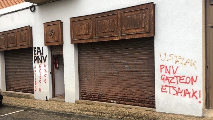 El ABB condena con rotundidad las pintadas realizadas en la fachada de su batzoki en Agurain El ABB condena con rotundidad las pintadas realizadas en la fachada de su batzoki en Agurain