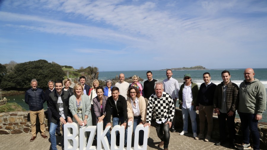 Elixabete Etxanobe garantiza que “esta trainera va a mantener el rumbo” para encarar el “ilusionante futuro que Bizkaia tiene por delante” Elixabete Etxanobe garantiza que “esta trainera va a mantener el rumbo” para encarar el “ilusionante futuro que Bizkaia tiene por delante”