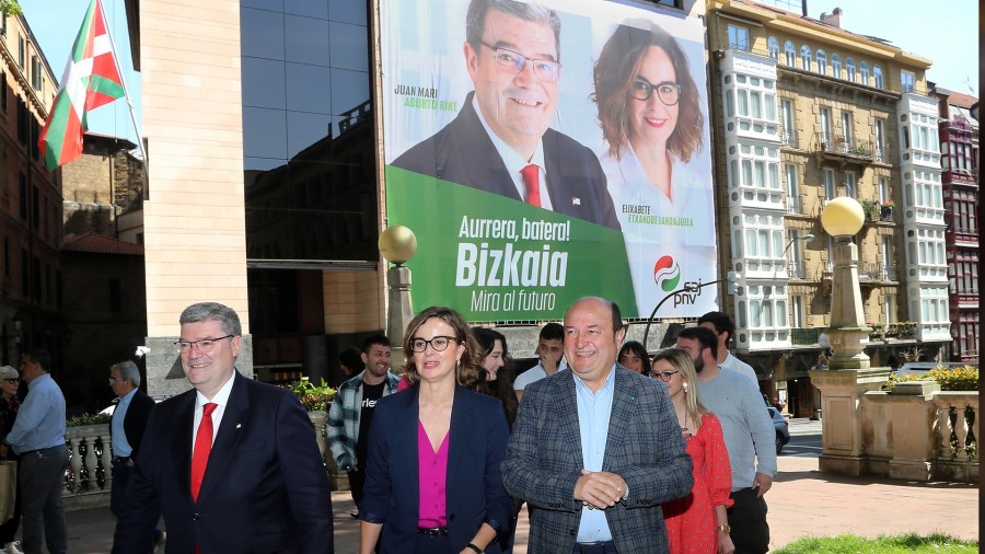 “Aurrera, batera! Euskadi mira al futuro”, EAJ-PNVk maiatzaren 28ko udal eta foru hauteskundeetarako aukeratu duen kanpainako leloa “Aurrera, batera! Euskadi mira al futuro”, EAJ-PNVk maiatzaren 28ko udal eta foru hauteskundeetarako aukeratu duen kanpainako leloa