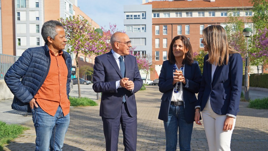 Ramiro Gonzalezek eta Beatriz Artolazabalek “zainketa pertsonalizatuen eta kalitatezkoen eredu bat” indartuko dute, eta egoitza-plaza gehiago eta azpiegitura berriak iragarri dituzte Ramiro Gonzalezek eta Beatriz Artolazabalek “zainketa pertsonalizatuen eta kalitatezkoen eredu bat” indartuko dute, eta egoitza-plaza gehiago eta azpiegitura berriak iragarri dituzte