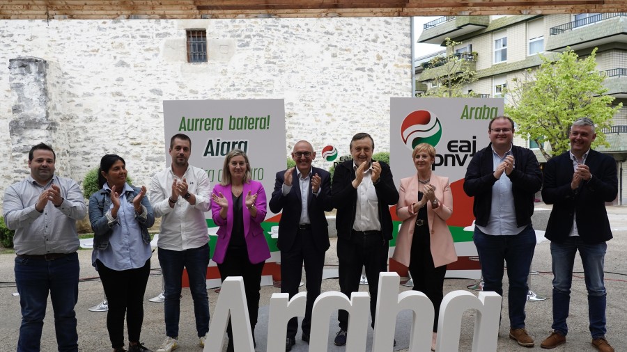 Ramiro González: “Egunero lan egiten dugu Aiara aurrera ateratzeko, beste batzuk eskualdea ezkortasunez tindatzen eta gurpilean makilak jartzen saiatzen diren bitartean” Ramiro González: “Egunero lan egiten dugu Aiara aurrera ateratzeko, beste batzuk eskualdea ezkortasunez tindatzen eta gurpilean makilak jartzen saiatzen diren bitartean”