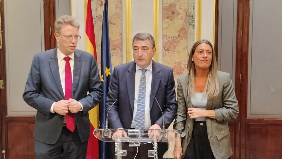 EAJ, Junts eta PDeCAT elkarrekin agertu dira Etxebizitza Legeak eskuduntzak inbaditzen dituela salatzeko EAJ, Junts eta PDeCAT elkarrekin agertu dira Etxebizitza Legeak eskuduntzak inbaditzen dituela salatzeko