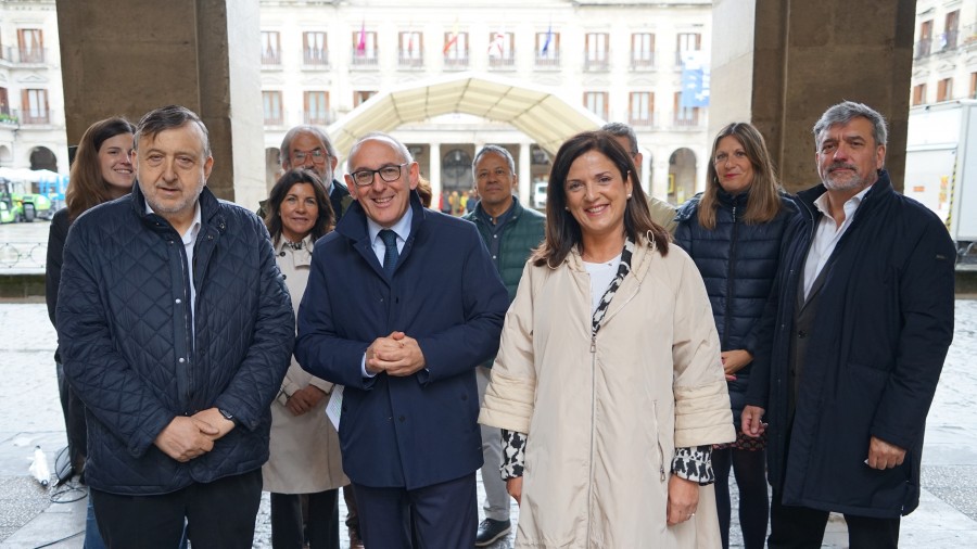 Beatriz Artolazabal y Ramiro González se comprometen con una administración cercana y ágil que facilite la vida a las personas Beatriz Artolazabal y Ramiro González se comprometen con una administración cercana y ágil que facilite la vida a las personas