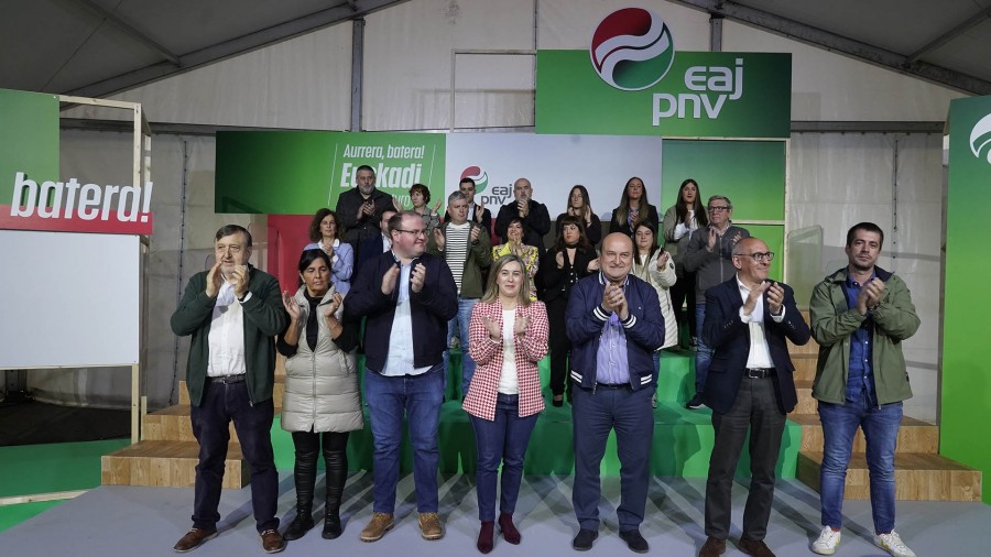 “¿Cambio a qué? ¿A peor? Nos jugamos el progreso y el bienestar que hemos conseguido construir entre todas y todos” “¿Cambio a qué? ¿A peor? Nos jugamos el progreso y el bienestar que hemos conseguido construir entre todas y todos”