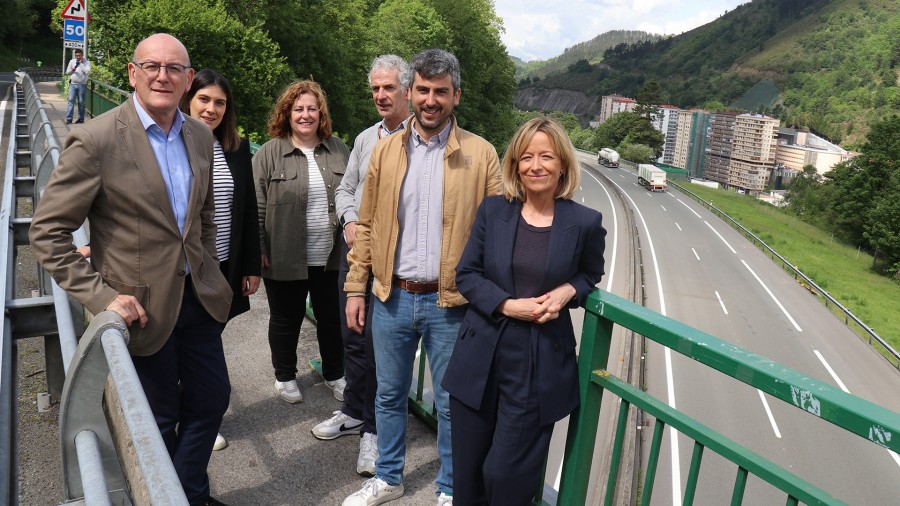 Eider Mendozak AP-8an hirugarren erreia hedatzea proposatu du, trafikoaren segurtasunean eta erosotasunean aurrera egiteko Eider Mendozak AP-8an hirugarren erreia hedatzea proposatu du, trafikoaren segurtasunean eta erosotasunean aurrera egiteko