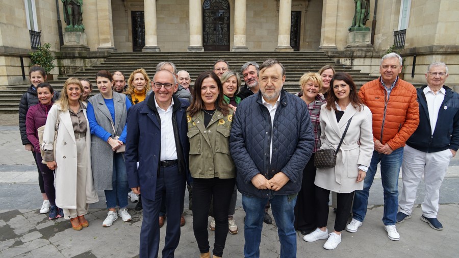 Ramiro Gonzalezek eta Beatriz Artolazabalek Gasteizko aireportuaren aldeko apustua areagotuko dute 500.000 bidaiarira iritsi arte Ramiro Gonzalezek eta Beatriz Artolazabalek Gasteizko aireportuaren aldeko apustua areagotuko dute 500.000 bidaiarira iritsi arte