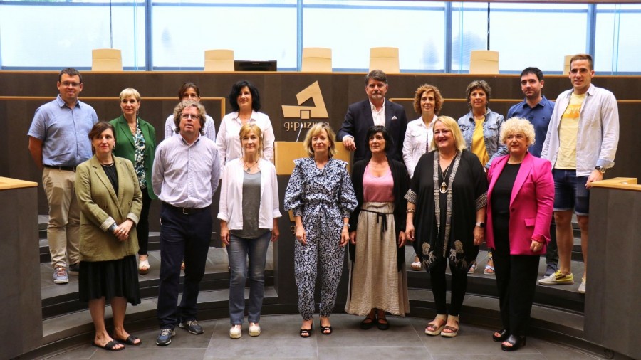 Bost alderdiek ordezkaritza izatea mahaian  EAJ-PNV eta PSE-PSOEren proposamena Gipuzkoako  Batzar nagusietan