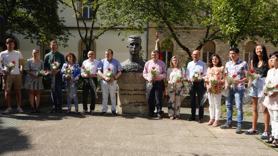 Lauaxeta omentzeko egin den ekitaldian, Madrilen eskubide zibil eta demokratikoen defentsaren burutzan jarraituko duela hitzeman du EAJ-PNVk Lauaxeta omentzeko egin den ekitaldian, Madrilen eskubide zibil eta demokratikoen defentsaren burutzan jarraituko duela hitzeman du EAJ-PNVk