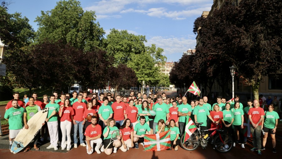 Estebanek euskal pilota eta surf selekzioen ofizialtasunaren aitortza aldarrikatu du, eta aurreratu du behar besteko urratsak ematea eskatzen jarraituko duela “nazioarteko kirol ekitaldietan euskal selekzioen presentzia errealitate izan dadin” Estebanek euskal pilota eta surf selekzioen ofizialtasunaren aitortza aldarrikatu du, eta aurreratu du behar besteko urratsak ematea eskatzen jarraituko duela “nazioarteko kirol ekitaldietan euskal selekzioen presentzia errealitate izan dadin”