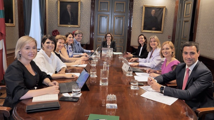 Las nuevas diputadas y diputados celebran el primer consejo de gobierno de la XII legislatura tras tomar posesión de sus cargos Las nuevas diputadas y diputados celebran el primer consejo de gobierno de la XII legislatura tras tomar posesión de sus cargos