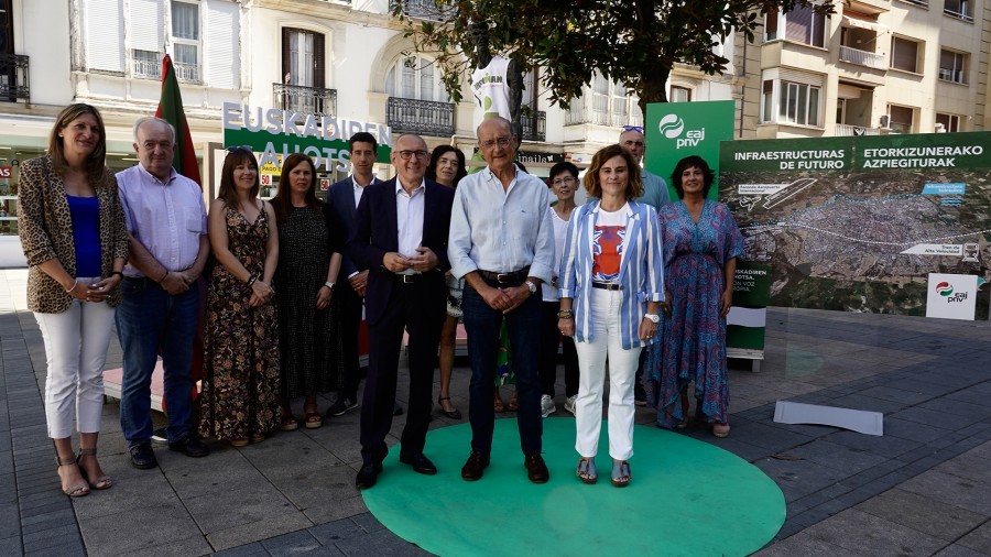 Mikel Legarda: “Euskal garraioen azpiegiturak Euskadira ekartzea eskatzen jarraituko dugu” Mikel Legarda: “Euskal garraioen azpiegiturak Euskadira ekartzea eskatzen jarraituko dugu”