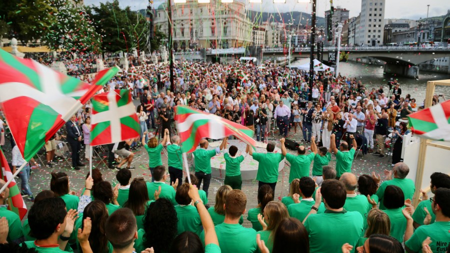 EAJ-PNV llama a vascas y vascos a “marcar la diferencia” con su voto porque “Euskadi se merece algo mejor” que el ‘Sánchez o Feijóo‘ EAJ-PNV llama a vascas y vascos a “marcar la diferencia” con su voto porque “Euskadi se merece algo mejor” que el ‘Sánchez o Feijóo‘