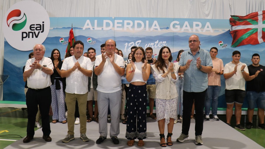 “Ni a la izquierda ni a la derecha: el PNV está donde ha estado siempre, con Euskadi y con la democracia, al lado de la sociedad vasca” “Ni a la izquierda ni a la derecha: el PNV está donde ha estado siempre, con Euskadi y con la democracia, al lado de la sociedad vasca”