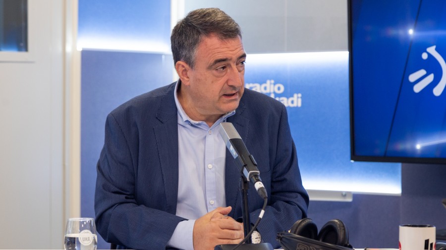 Aitor Estebanek ziurtatu du EAJ-PNV dagoeneko hasi dela negoziatzen Pedro Sánchezen inbestidurarako Aitor Estebanek ziurtatu du EAJ-PNV dagoeneko hasi dela negoziatzen Pedro Sánchezen inbestidurarako