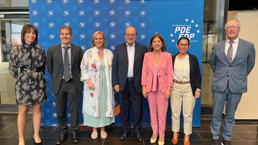 Ortuzar: “En Europa y en Madrid, el PNV se alinea en el equipo de los Derechos Humanos y el respeto a todos los pueblos y naciones” Ortuzar: “En Europa y en Madrid, el PNV se alinea en el equipo de los Derechos Humanos y el respeto a todos los pueblos y naciones”
