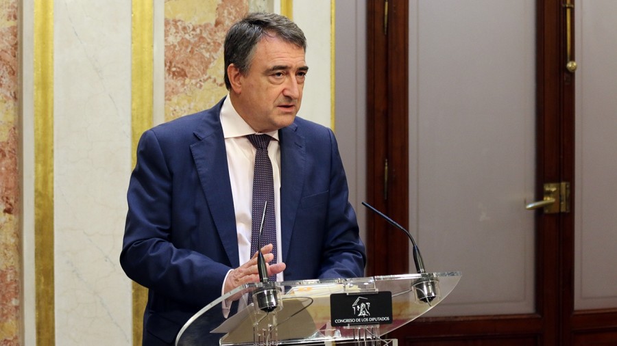 Esteban recuerda a Sánchez que el PNV será “inflexible” en el respeto a las competencias autonómicas Esteban recuerda a Sánchez que el PNV será “inflexible” en el respeto a las competencias autonómicas
