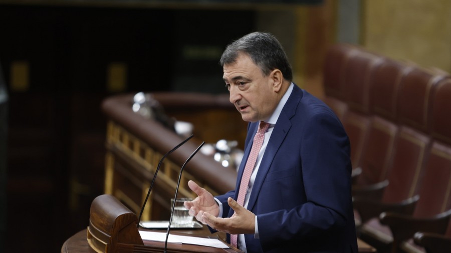 Estebanek Sánchezi erreklamatu dio “ez dezala etsi” euskara EBko hizkuntza ofizial bilakatzeko ahaleginean eta autoritarismoei aurre egiterako orduan Europako hurrengo hauteskundeen garrantzia ekarri du gogora Estebanek Sánchezi erreklamatu dio “ez dezala etsi” euskara EBko hizkuntza ofizial bilakatzeko ahaleginean eta autoritarismoei aurre egiterako orduan Europako hurrengo hauteskundeen garrantzia ekarri du gogora