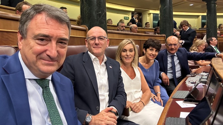 Euskal Taldeak Espainiako Gobernuarekin adostu du txanda-kontratua luzatzea, banka- eta energia-zergak hitzartzea, eta trantsizio ekologikoko inbertsio estrategikoengatiko pizgarriak sortzea Euskal Taldeak Espainiako Gobernuarekin adostu du txanda-kontratua luzatzea, banka- eta energia-zergak hitzartzea, eta trantsizio ekologikoko inbertsio estrategikoengatiko pizgarriak sortzea