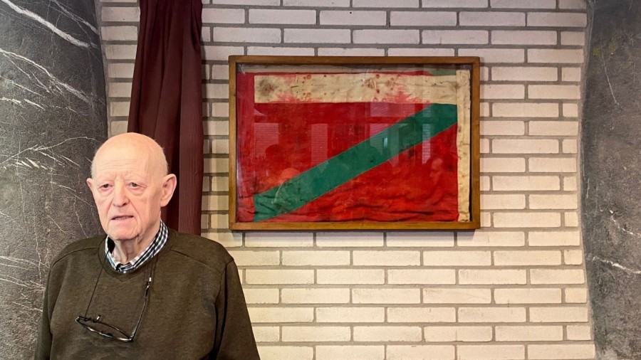 Errepublikako Batzokiko dantza taldearen ikurriña Udalari eskeintzea, Memoria Historikoa berreskuratzeko ariketa demokratikoa