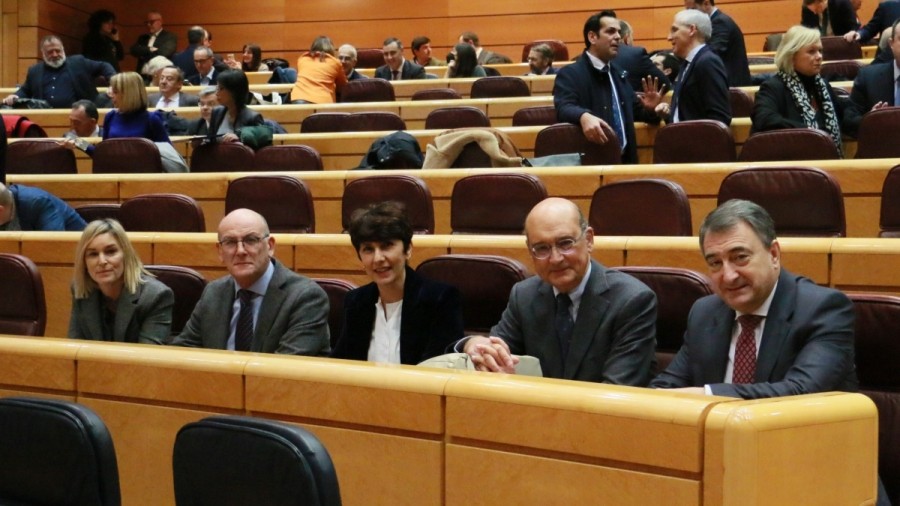El Grupo Vasco lamenta el veto de la Mesa del Congreso a las enmiendas presentadas a la Constitución y lo atribuye a la “nula intención” de PP y PSOE de debatir sobre artículos a reformar El Grupo Vasco lamenta el veto de la Mesa del Congreso a las enmiendas presentadas a la Constitución y lo atribuye a la “nula intención” de PP y PSOE de debatir sobre artículos a reformar