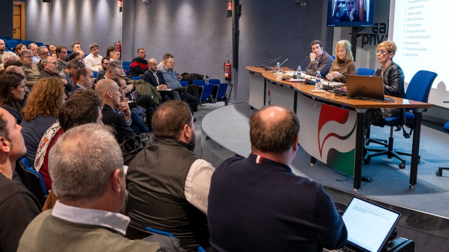 Sabin Etxea ha acogido esta tarde una jornada de trabajo sobre la nueva Ley de Transición Energética y Cambio Climático Sabin Etxea ha acogido esta tarde una jornada de trabajo sobre la nueva Ley de Transición Energética y Cambio Climático