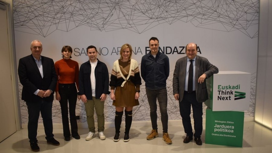 Dos de cada tres jóvenes que ejercen la política creen que es urgente dejar paso a la juventud Dos de cada tres jóvenes que ejercen la política creen que es urgente dejar paso a la juventud