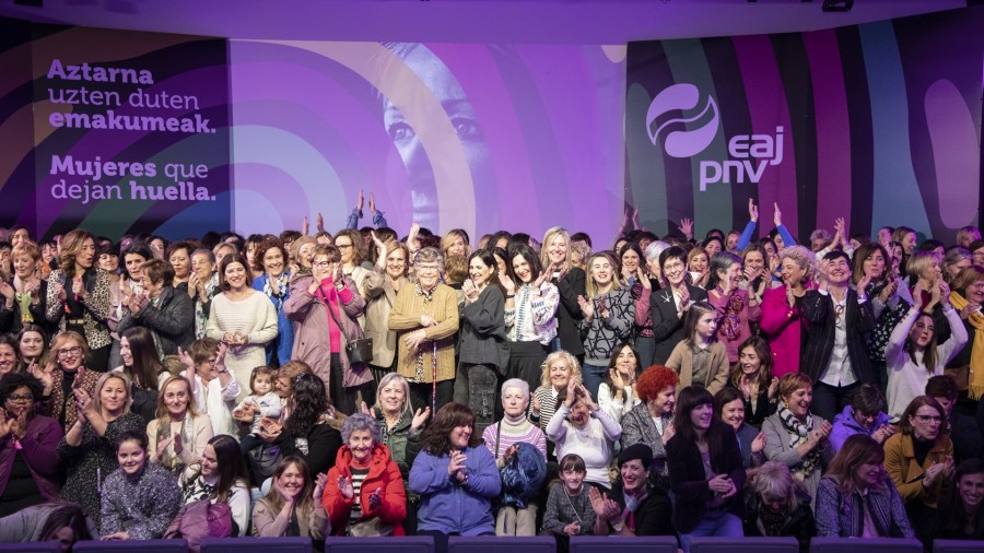 “Aztarna utzi zuten eta eredua eman zuten emakumeak” omendu ditu gaur EAJ-PNVk beraiek gabe “Euskadi ez litzatekeelako gaur den herria izango” “Aztarna utzi zuten eta eredua eman zuten emakumeak” omendu ditu gaur EAJ-PNVk beraiek gabe “Euskadi ez litzatekeelako gaur den herria izango”