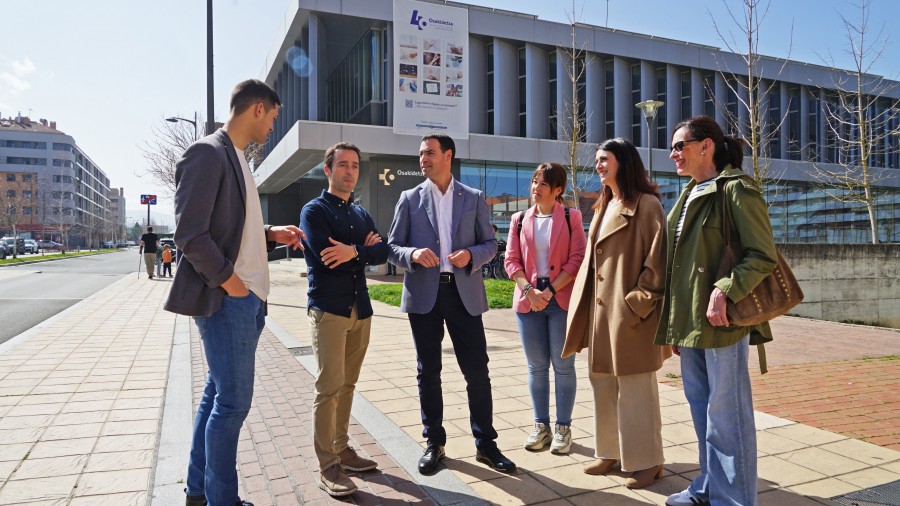 Pradales se compromete a la apertura de un nuevo ambulatorio en el Casco Viejo de Vitoria-Gasteiz en tres años Pradales se compromete a la apertura de un nuevo ambulatorio en el Casco Viejo de Vitoria-Gasteiz en tres años